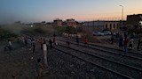 حواجز خرسانية تقطع طريق العبور 