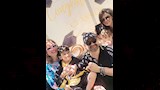 إلهام شاهين مع شقيقها أمير وزوجته منة