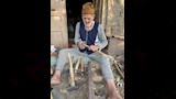 يستخدم أدوات بسيطة في إصلاح الفؤوس