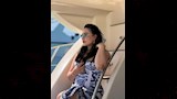 اختارت بوسي تسريحة الشعر المنسدلة 