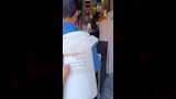 ضبط مادة كيميائية تستخدم لتغيير لون وخواص عصير القصب داخل محل بالقوصية (2)