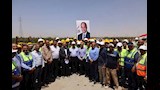 وزير النقل مع العاملين بمحور وكوبرى دراو 