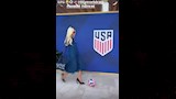 باريس هيلتون تركل الكرة احتفالا بانطلاق كأس العالم
