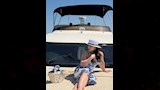 يوسي تستمع باجواء البحر (2)