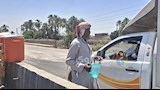  صدقة جارية على الطريق.. "عم خالد" يروي عطش المسافرين يوميًا بأسيوط (فيديو وصور)