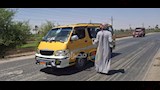 عم خالد يروي عطش المسافرين في عز الحر على صحراوي أسيوط (5)