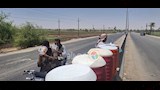 عم خالد يروي عطش المسافرين في عز الحر على صحراوي أسيوط (13)