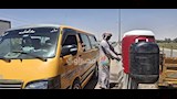 عم خالد يروي عطش المسافرين في عز الحر على صحراوي أسيوط (17)