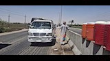 عم خالد يروي عطش المسافرين في عز الحر على صحراوي أسيوط (20)
