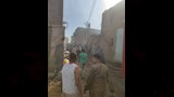 السيطرة على حريق بمخلفات زراعية أعلى أسطح 10 منازل (14)