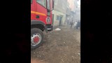 السيطرة على حريق بمخلفات زراعية أعلى أسطح 10 منازل (18)_9