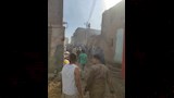 السيطرة على حريق بمخلفات زراعية أعلى أسطح 10 منازل (19)_10