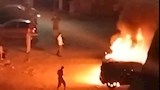 النيران اندلعت فجرا في السيارة 