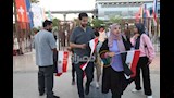 توزيع أعلام مصر على الجماهير في الفان زون لدعم منتخبنا أمام بلجيكا  (1)