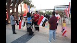 توزيع أعلام مصر على الجماهير في الفان زون لدعم منتخبنا أمام بلجيكا  (11)