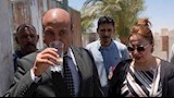 بالصور- محافظ أسيوط يتناول كوب مياه من محطة موشا تأكيدًا على جودتها