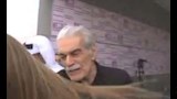عمر الشريف يصفح إحدى الصحفيات