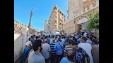 المشيعين في انتظار خروج الجنازة