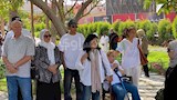 تنفيذًا لوصيته بملابس بيضاء.. الصور الأولى من جنازة محمد مرزبان