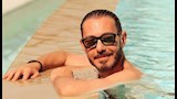 بإطلالة شبابية.. أحمد زاهر ينشر صورًا جديدة والجمهور: "أصغر جد"