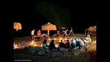 الاستمتاع على اشاطئ ليلًا