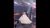مصطفى منصور يحمل هايدي رفعت أثناء الرقص