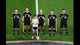 توري بينسو أول حكمة في كأس العالم 2026 (3)