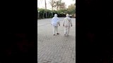 الوافدين على عزاء محمد مرزبان بالملابس البيضاء (3)