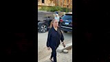 الفنانة شيرين تصل عزاء الفنان محمد مرزبان (3)