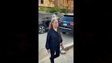 الفنانة شيرين تصل عزاء الفنان محمد مرزبان (2)