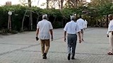 الوافدين على عزاء محمد مرزبان بالملابس البيضاء (2