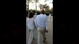 الوافدين على عزاء محمد مرزبان بالملابس البيضاء (4)