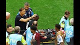 خرج علي نقالة.. لاعب كندا يتعرض لإصابة مروعة أمام قطر (صور)