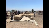 أحجار اثرية يجري تنظيفها وتجميعها