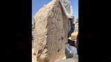 اكتشاف جزء من واجهة المعبد خلال الحفائر
