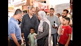 محافظ أسوان يستمع لمطالب سيدة بشارع السوق