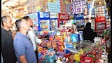 بالصور.. محافظ أسوان يغلق المحلات المخالفة بالسوق السياحي