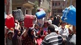 السيدات يحملن جراكن المياه_6