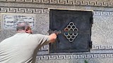 تجمع النحل على باب مقبرة بمركز دسوق (3)