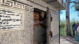 تجمع النحل على باب مقبرة بمركز دسوق (8)