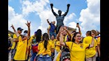 جماهير الإكوادور عند تمثال روكي