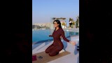 جوري بكر تمارس الرياضة بجوار حمام السباحة (2)