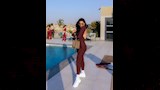 جوري بكر تمارس الرياضة بجوار حمام السباحة (1)