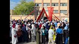 توافد الطالبات وأولياء الأمور صباحا 