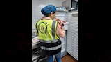 ضبط وإعدام كميات من الأغذية منتهية الصلاحية في مارينا الغردقة (2)