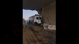 اصطدام سيارة نقل بكوبري الرماية الجديد المؤدي إلى الأهرامات