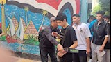 تفتيش آذان الطلاب قبل دخول لجان الثانوية العامة (7)