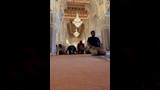 جيانكارلو إسبوزيتو يؤدي الصلاة في المسجد