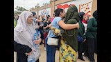 معلمة توزع المياه على طالبات الثانوية العامة (5)