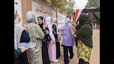 معلمة توزع المياه على طالبات الثانوية العامة (6)
